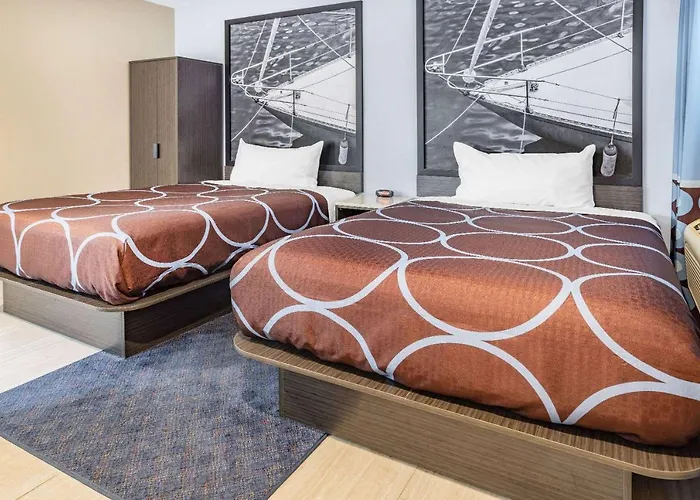 Super 8 By Wyndham Lindenhurst