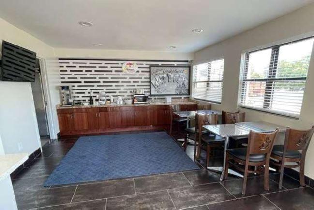 Super 8 By Wyndham Motel