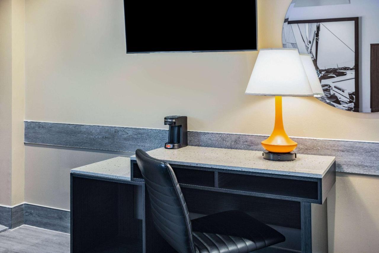Super 8 By Wyndham Motel Lindenhurst