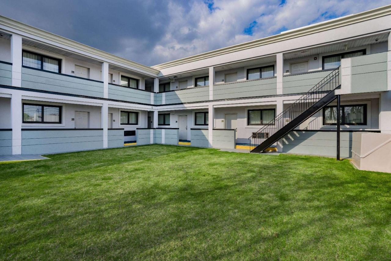 Motel Super 8 By Wyndham Lindenhurst
